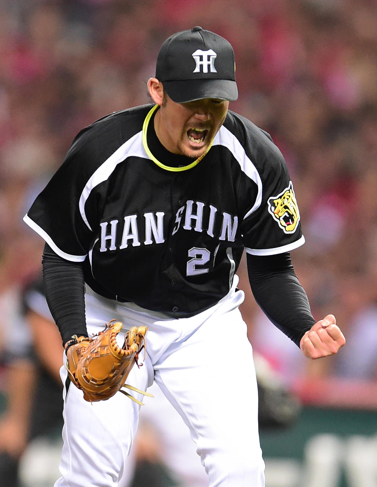 日本シリーズ2014・第4戦　ソフトバンク対阪神　7回裏ソフトバンク2死一、三塁、本多雄一を空振り三振に切り絶叫する岩田稔（2014年10月29日撮影）