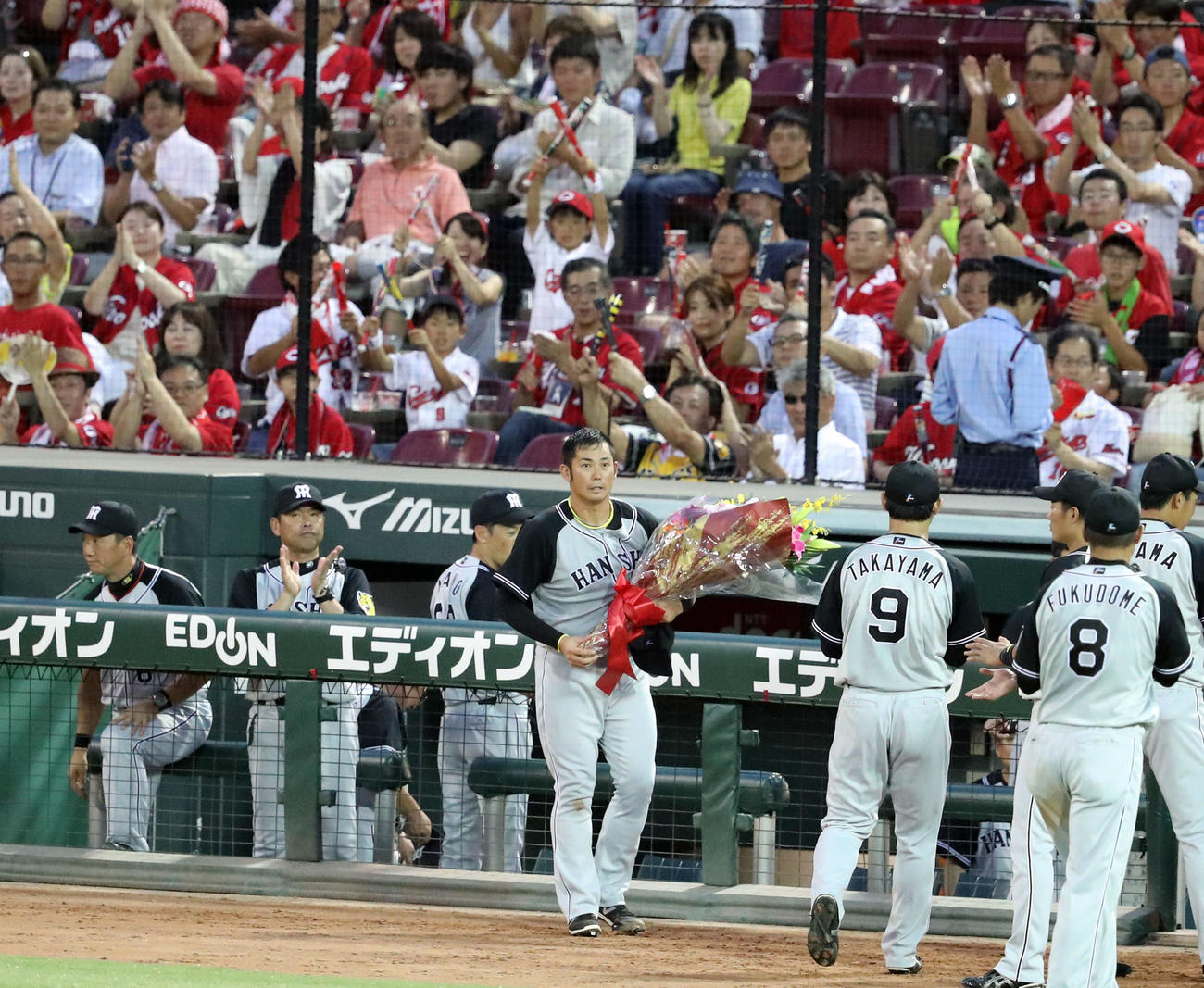 17年8月、1000投球回を達成し、花束を手にあいさつする岩田稔
