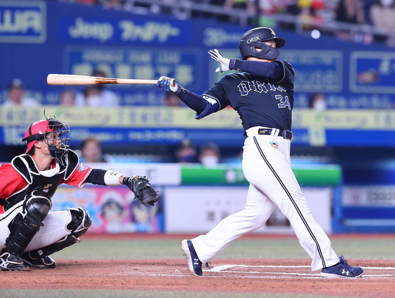 ロッテ対オリックス　6回表オリックス無死、右越えソロ本塁打を放つ吉田正（撮影・垰建太）