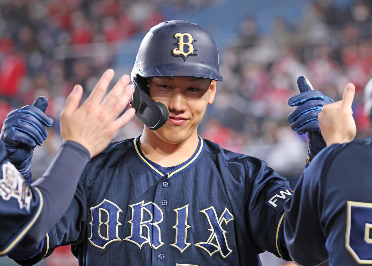 ロッテ対オリックス　5回表オリックス2死一、三塁、モヤの3点本塁打で生還しナインの出迎えを受ける吉田正（撮影・垰建太）