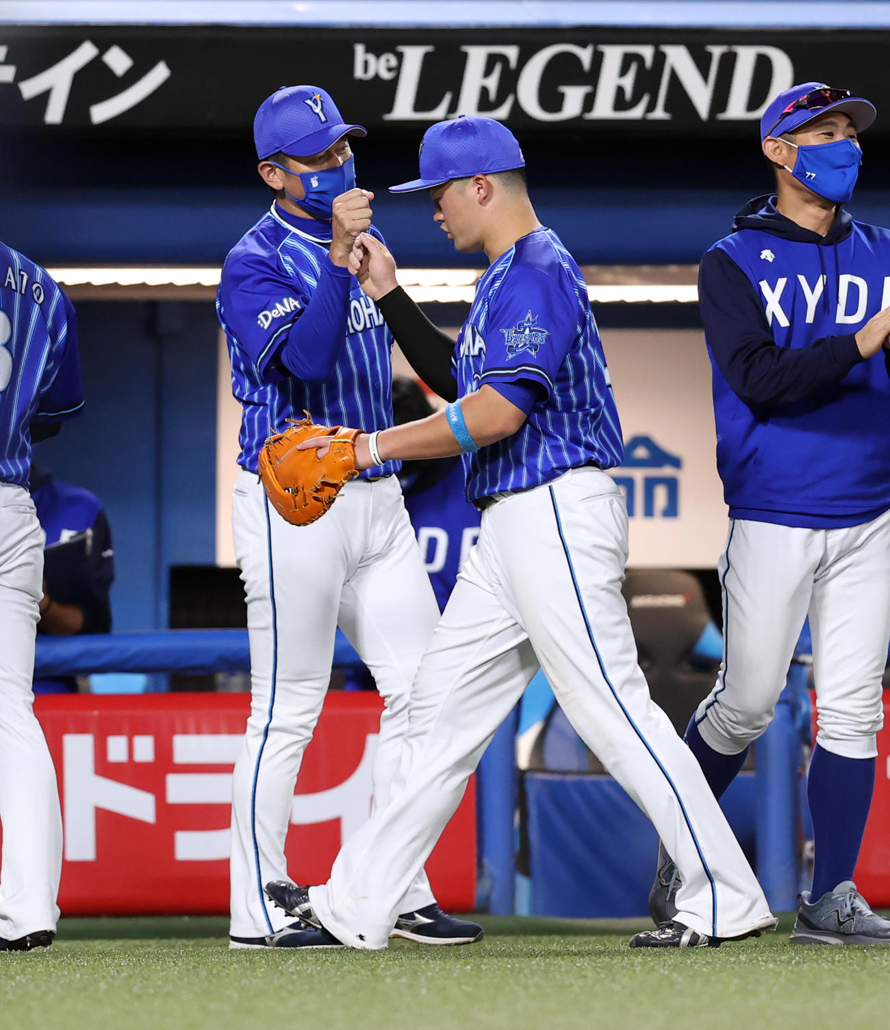 ヤクルト対DeNA 7－5で逃げ切り、牧秀悟（右）をグータッチで迎えるDeNA三浦監督（撮影・浅見桂子）