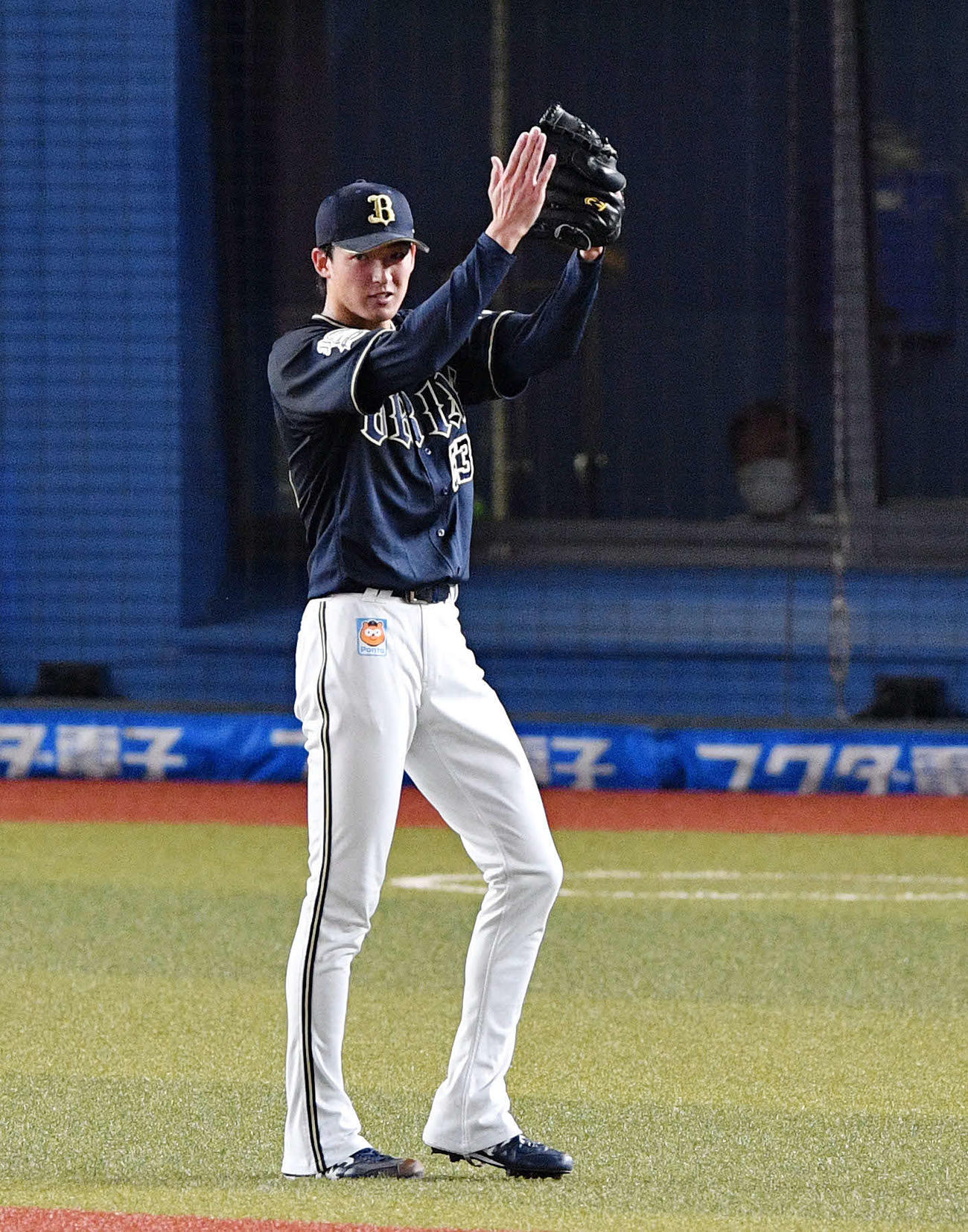ロッテ対オリックス　1回を投げ終え好守を見せた野手に拍手を送るオリックス先発の山崎颯（撮影・滝沢徹郎）