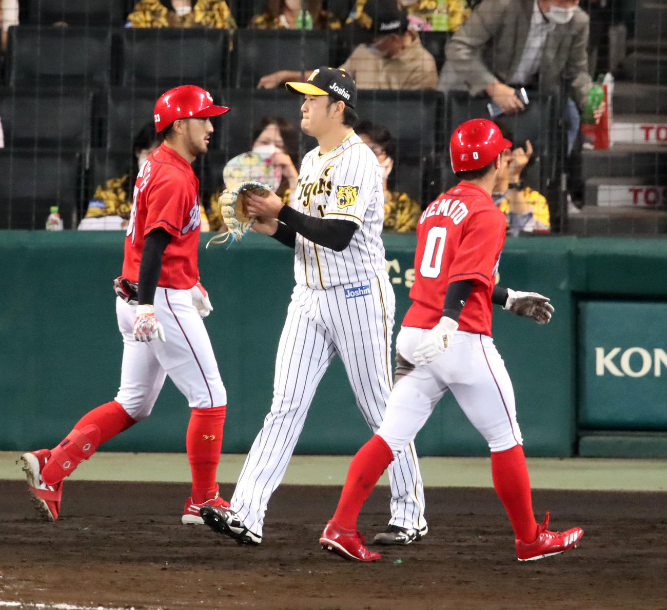 阪神対広島　8回表広島2死二、三塁、岩貞は大盛に右前適時打を打たれ失点（撮影・加藤哉）