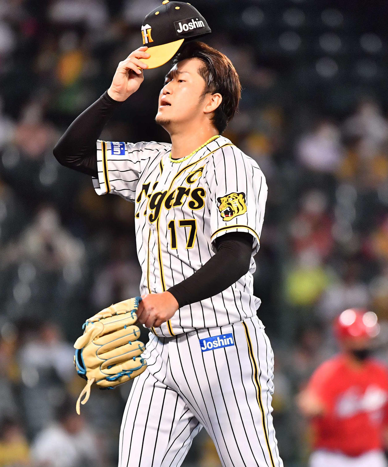 阪神対広島　8回に3失点した岩貞（撮影・上田博志）