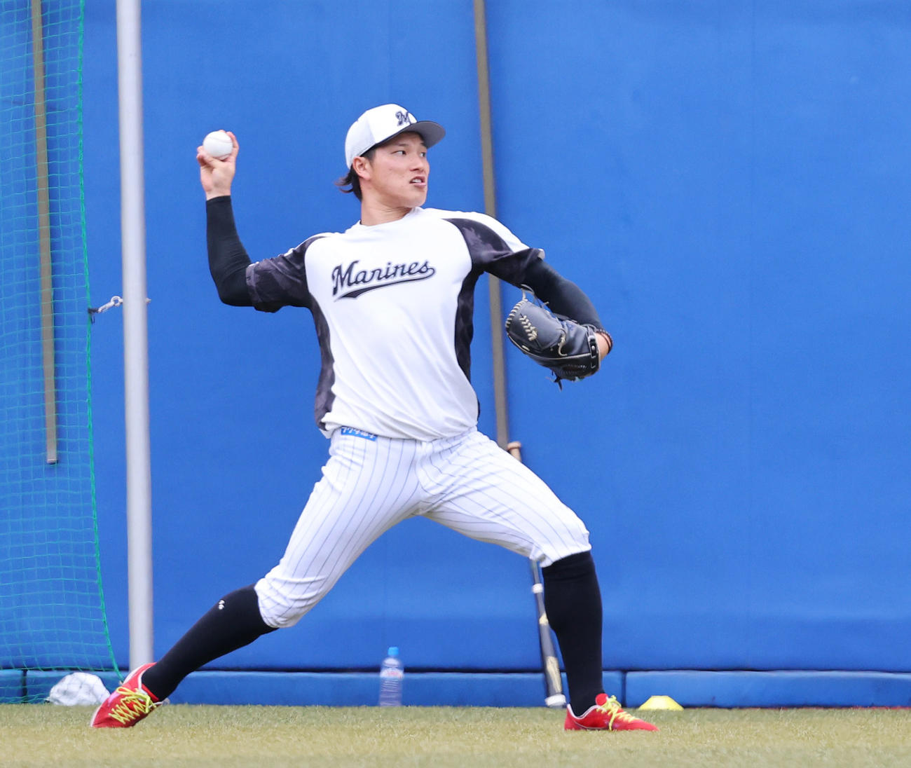ロッテ対オリックス　試合前、投球練習を行うロッテ岩下（2021年9月29日撮影）