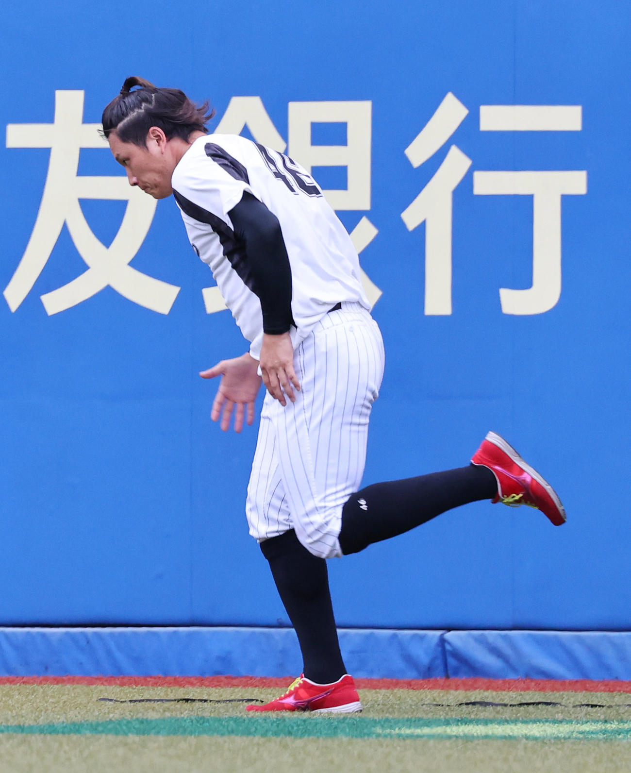 ロッテ対オリックス　試合前、外野を走り込むロッテ岩下（2021年9月29日撮影）