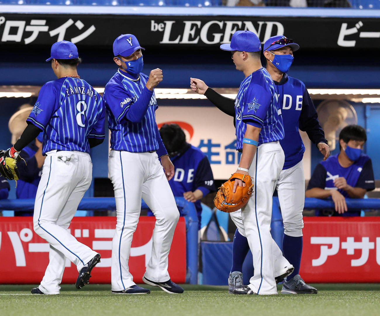 ヤクルト対DeNA 7－5で逃げ切り、牧秀悟（右）をグータッチで迎えるDeNA三浦監督（撮影・浅見桂子）