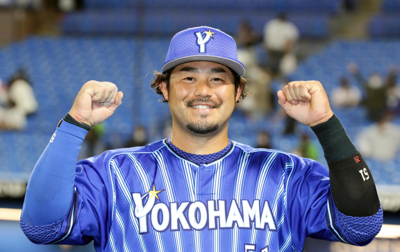 ヤクルト対DeNA　この日2本塁打のDeNA宮崎は笑顔でガッツポーズ（撮影・浅見桂子）