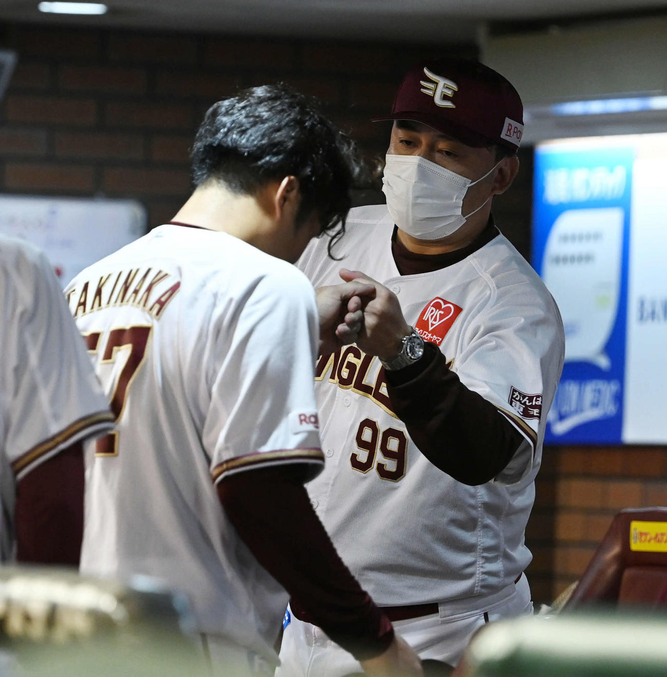 楽天対日本ハム　7回途中、降板した楽天滝中（左）とグータッチする石井GM兼監督（撮影・山崎安昭）