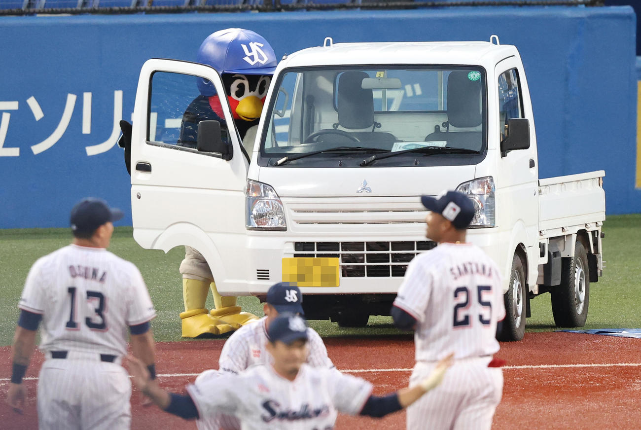 ヤクルト対DeNA　試合前、選手がウオーミングアップをする中、軽トラをいじろうとするつば九郎（撮影・狩俣裕三）