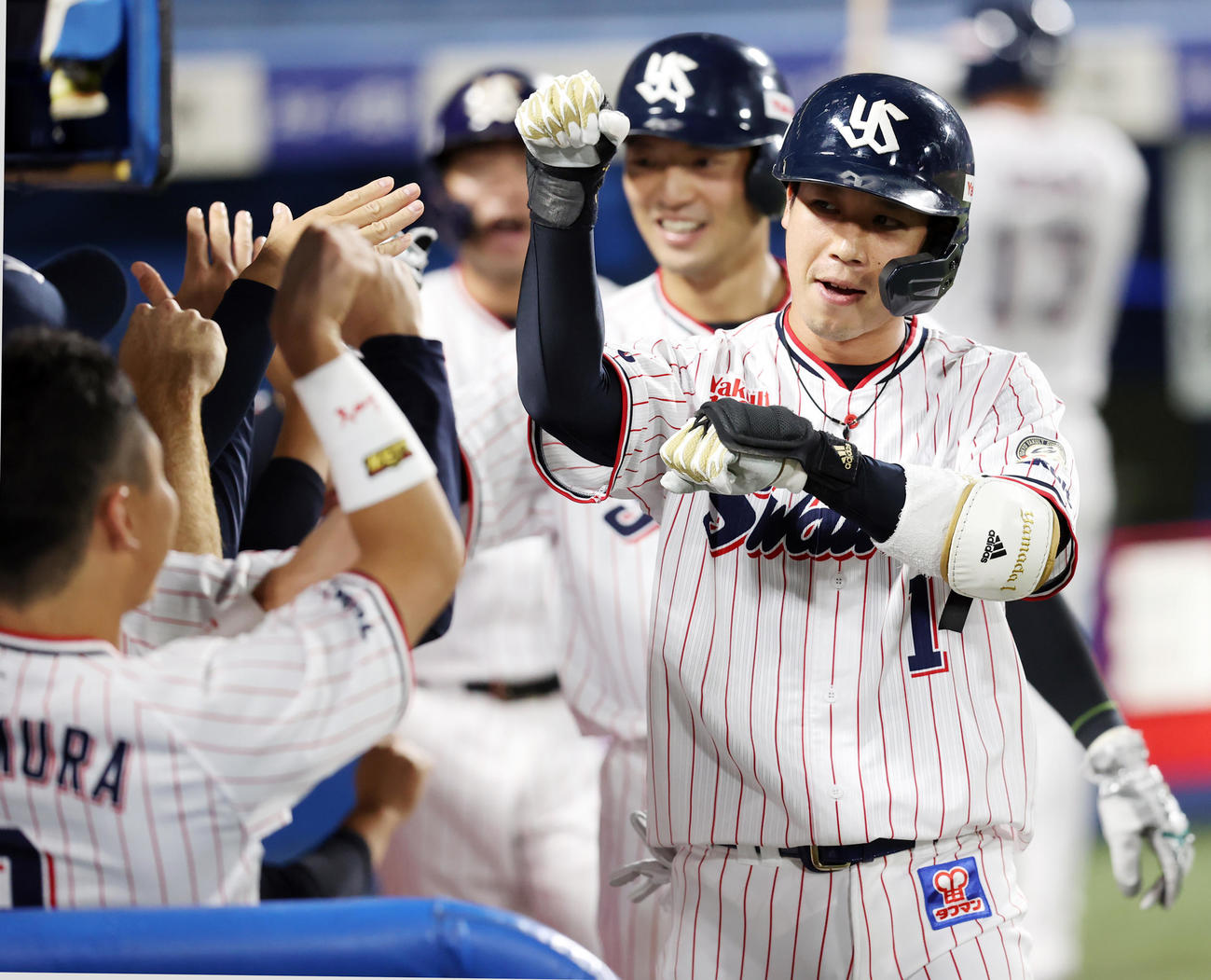 ヤクルト対DeNA 3回裏ヤクルト2死一、二塁、山田は3点本塁打を放ち、ポーズでナインとハイタッチ（撮影・浅見桂子）