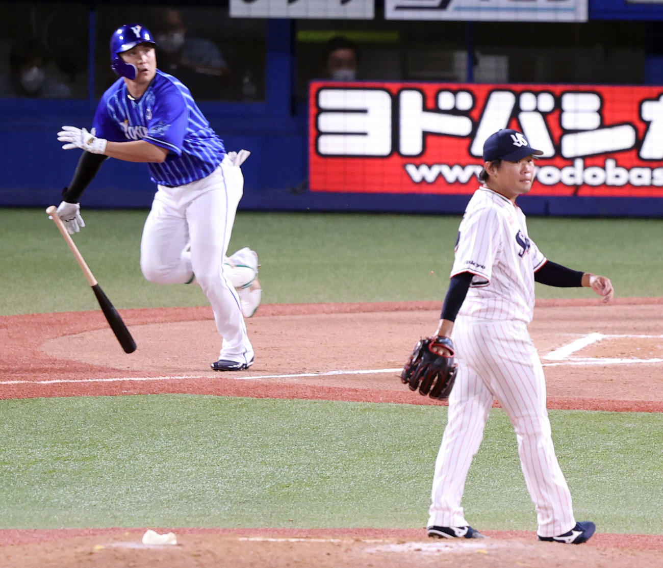 ヤクルト対DeNA 7回表DeNA1死一、二塁、佐野に適時打を打たれる田口（撮影・狩俣裕三）