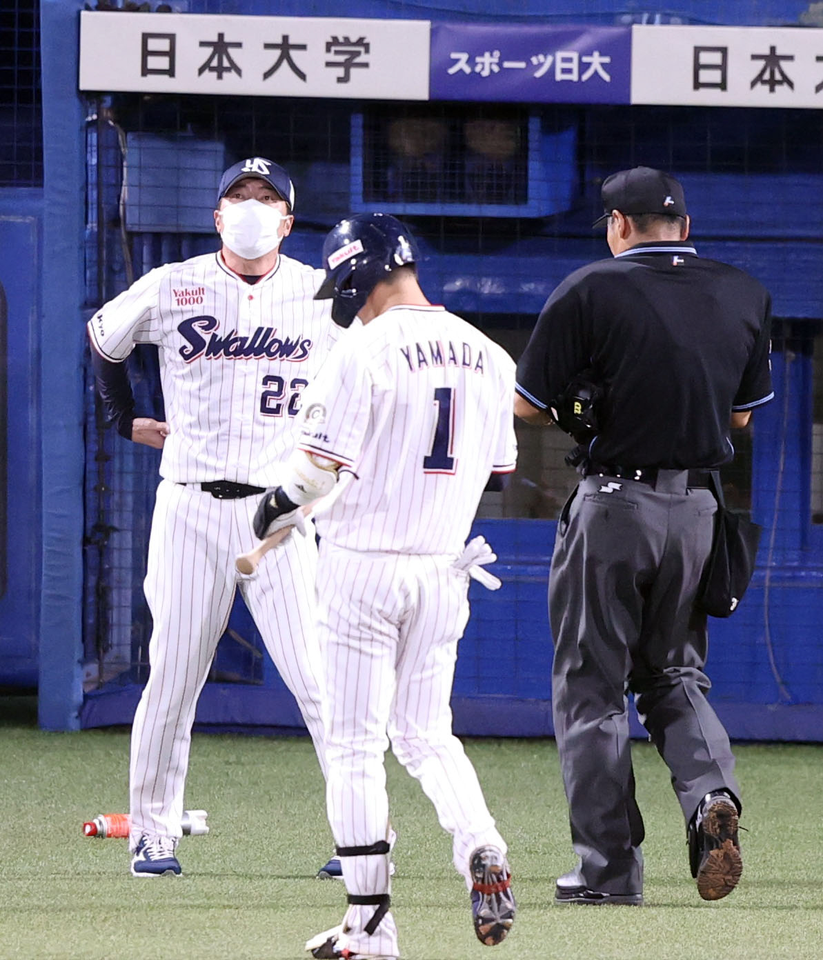 ヤクルト対DeNA 8回裏ヤクルト2死、山田（手前）が空振り三振に倒れる中、選手の交代を告げる高津監督（左）（撮影・狩俣裕三）
