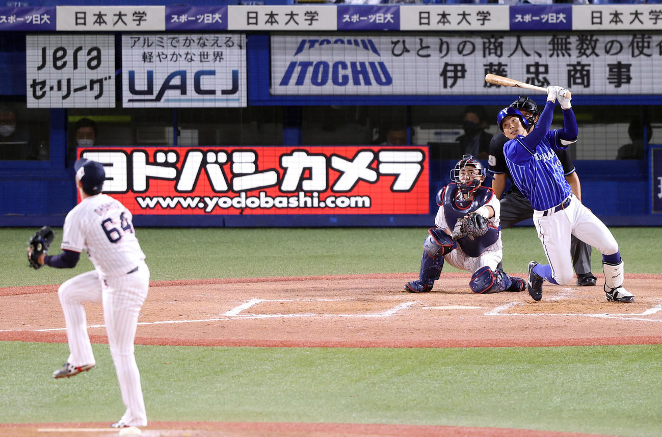ヤクルト対DeNA 9回表DeNA2死二塁、適時三塁打を放つ知野。投手大下（撮影・狩俣裕三）