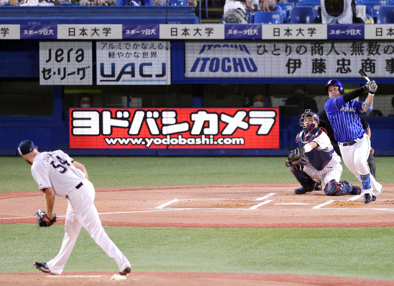 ヤクルト対DeNA 1回表DeNA2死、先制ソロ本塁打を放つ牧。投手サイスニード（撮影・狩俣裕三）