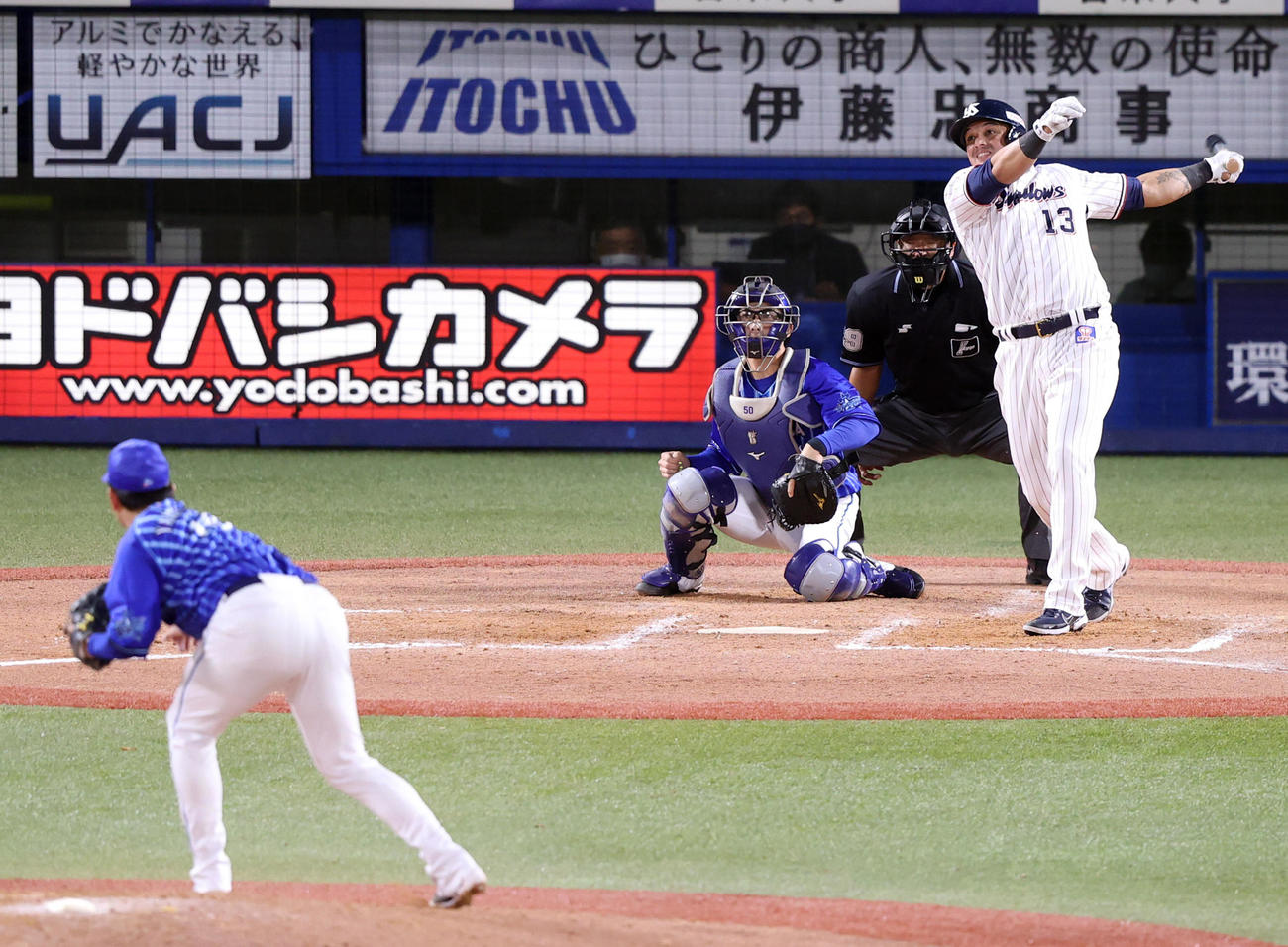 ヤクルト対DeNA 9回裏ヤクルト無死一塁、2点本塁打を放つオスナ。投手山崎（撮影・狩俣裕三）