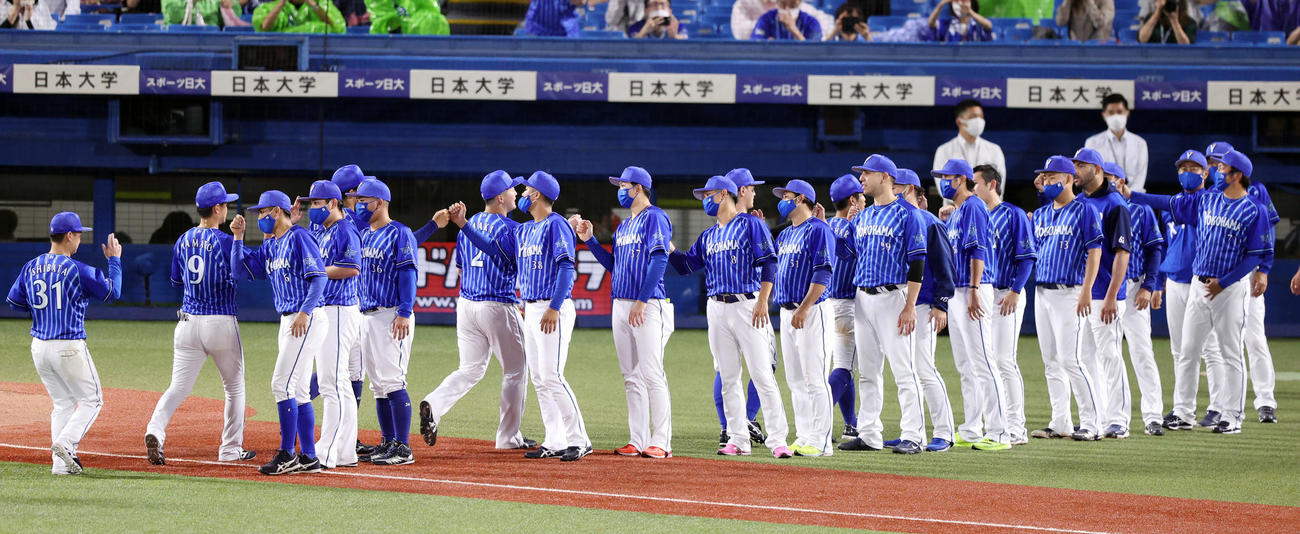 ヤクルト対DeNA　試合後、勝利の喜びを分かち合うDeNAの選手たち（撮影・狩俣裕三）