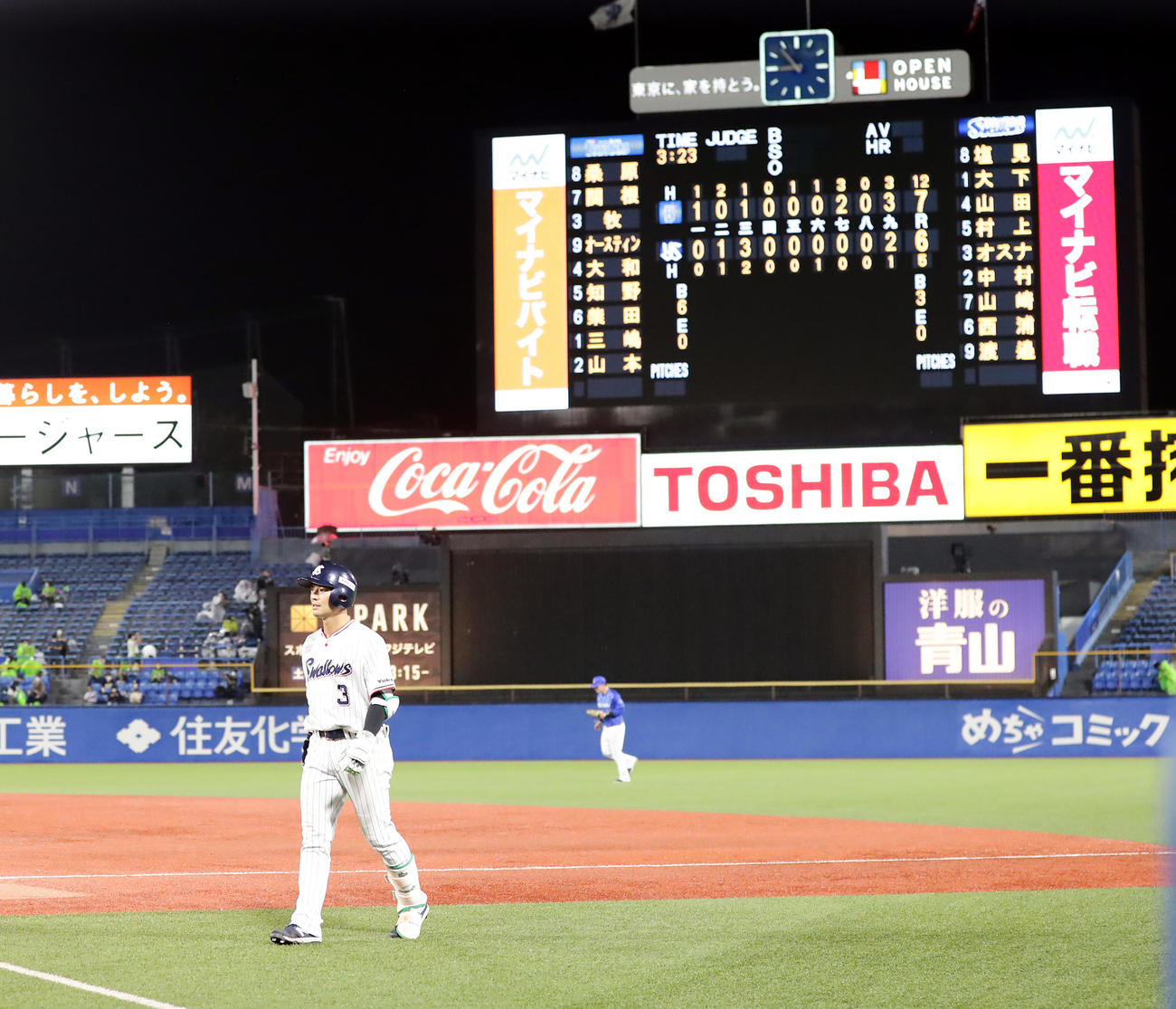 ヤクルト対DeNA 9回裏ヤクルト2死、西浦は遊ゴロに倒れ、スコアボードを背に引き揚げる（撮影・浅見桂子）