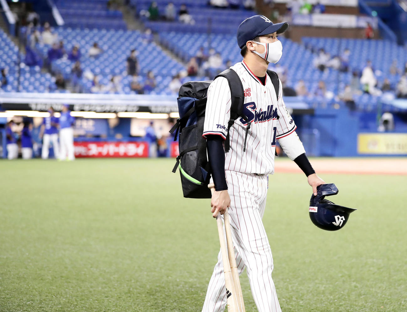 ヤクルト対DeNA 6－7で敗れ、ぼう然とした表情で引き揚げるヤクルト山田（撮影・浅見桂子）