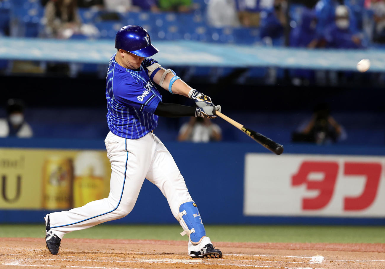 ヤクルト対DeNA 3回表DeNA2死、牧はソロ本塁打を放つ（撮影・浅見桂子）