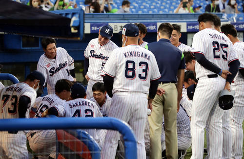 ヤクルト対DeNA　試合前、円陣で和気あいあいの雰囲気のヤクルトナイン（撮影・浅見桂子）