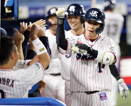 ヤクルト対DeNA 3回裏ヤクルト2死一、二塁、山田は3点本塁打を放ち、ポーズでナインとハイタッチ（撮影・浅見桂子）