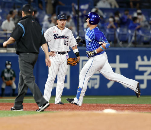 ヤクルト対DeNA 3回表DeNA2死、牧（右）がソロ本塁打を放ち、走塁を見つめる村上（撮影・浅見桂子）