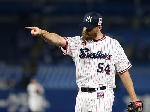 ヤクルト対DeNA 5回表DeNA2死三塁、佐野を一塁ゴロに仕留め指差すサイスニード（撮影・浅見桂子）