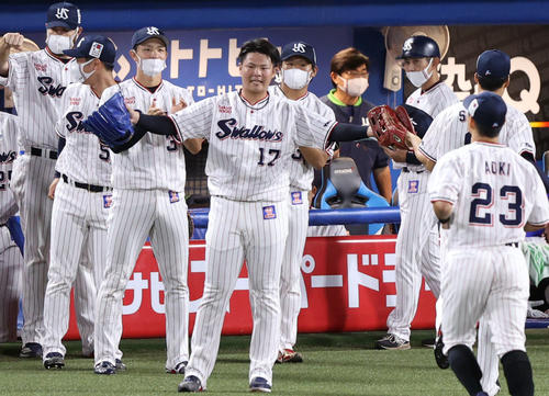 ヤクルト対DeNA 8回表を抑え、チームメートを迎える清水（中央）（撮影・狩俣裕三）