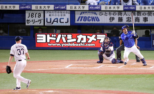 ヤクルト対DeNA 9回表DeNA2死一、二塁、2点適時二塁打を放つ宮崎。投手マクガフ（撮影・狩俣裕三）