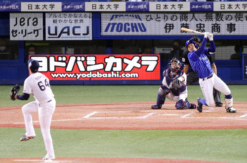 ヤクルト対DeNA 9回表DeNA2死二塁、適時三塁打を放つ知野。投手大下（撮影・狩俣裕三）