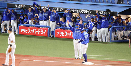 ヤクルト対DeNA 9回表DeNA2死二塁、知野（手前）が適時三塁打を放ち、大盛り上がりのDeNAベンチ（撮影・狩俣裕三）