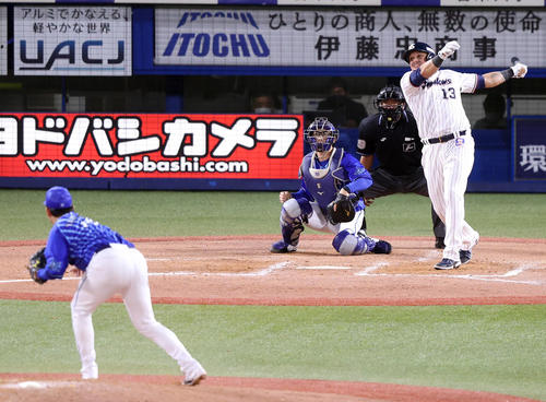 ヤクルト対DeNA 9回裏ヤクルト無死一塁、2点本塁打を放つオスナ。投手山崎（撮影・狩俣裕三）