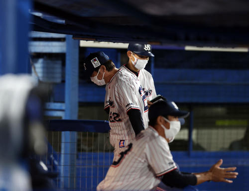 ヤクルト対DeNA 8回表DeNAの攻撃前、選手交代を告げうつむき気味にベンチに戻るヤクルト高津監督（撮影・浅見桂子）