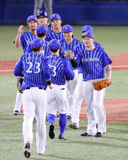 ヤクルト対DeNA　試合後、勝利の喜びを分かち合う牧（右）らDeNAの選手たち（撮影・狩俣裕三）