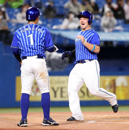 ヤクルト対DeNA 9回表DeNA2死一、二塁、宮崎の勝ち越し2点適時二塁打で笑顔で生還する牧（撮影・浅見桂子）