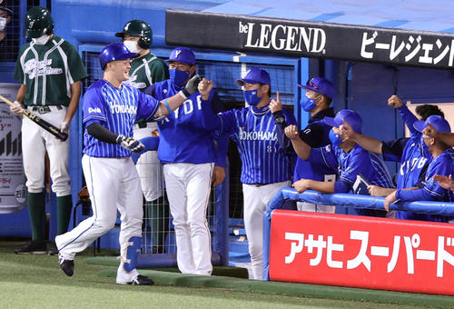 ヤクルト対DeNA 1回表DeNA2死、先制ソロ本塁打を放ち、三浦監督（中央）とタッチを交わす牧（左）（撮影・狩俣裕三）