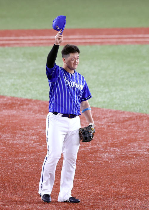 ヤクルト対DeNA 1回表を終え、守備に就く前にファンの拍手に応える牧（撮影・狩俣裕三）