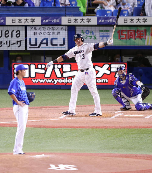 ヤクルト対DeNA 2回裏ヤクルト1死、ソロ本塁打を放つオスナ。投手宮国（撮影・狩俣裕三）