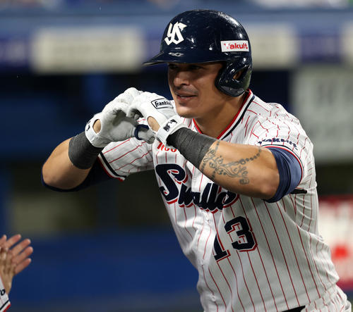 ヤクルト対DeNA 2回裏ヤクルト1死、オスナはソロ本塁打を放ち、テレビカメラにハートのポーズ（撮影・浅見桂子）