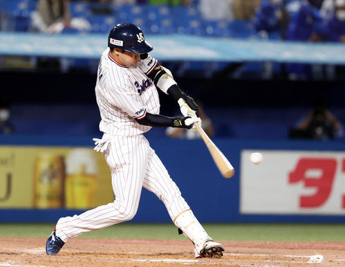 ヤクルト対DeNA 3回裏ヤクルト2死一、二塁、山田は3点本塁打を放つ（撮影・浅見桂子）