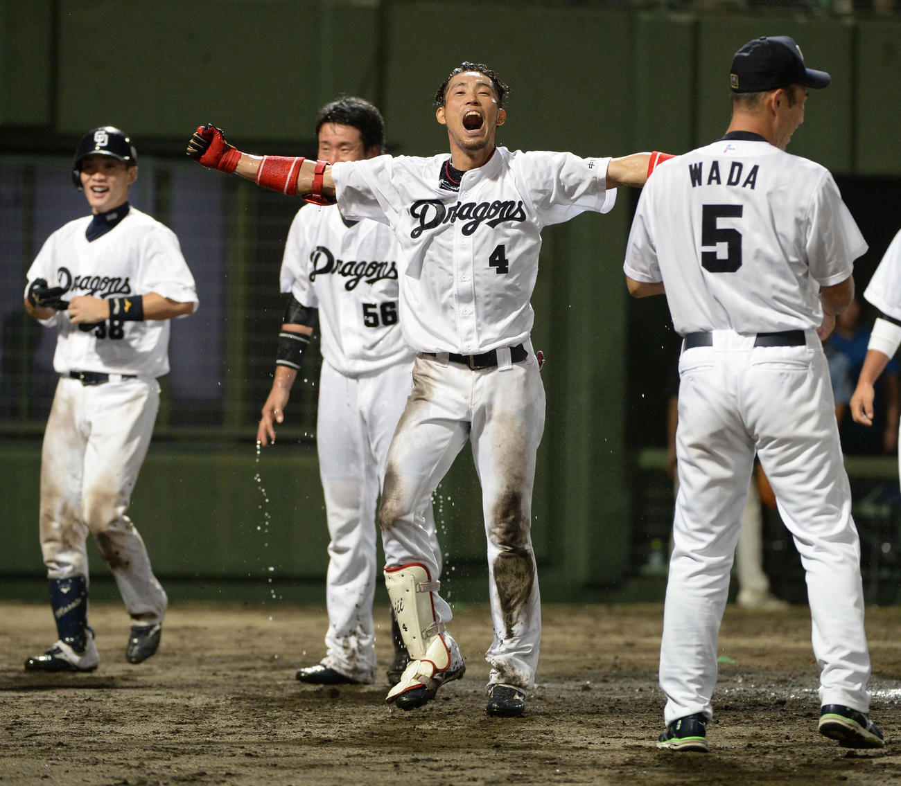 14年8月、広島戦の11回、中日藤井（中央）は右越えサヨナラ本塁打を放ちガッツポーズ