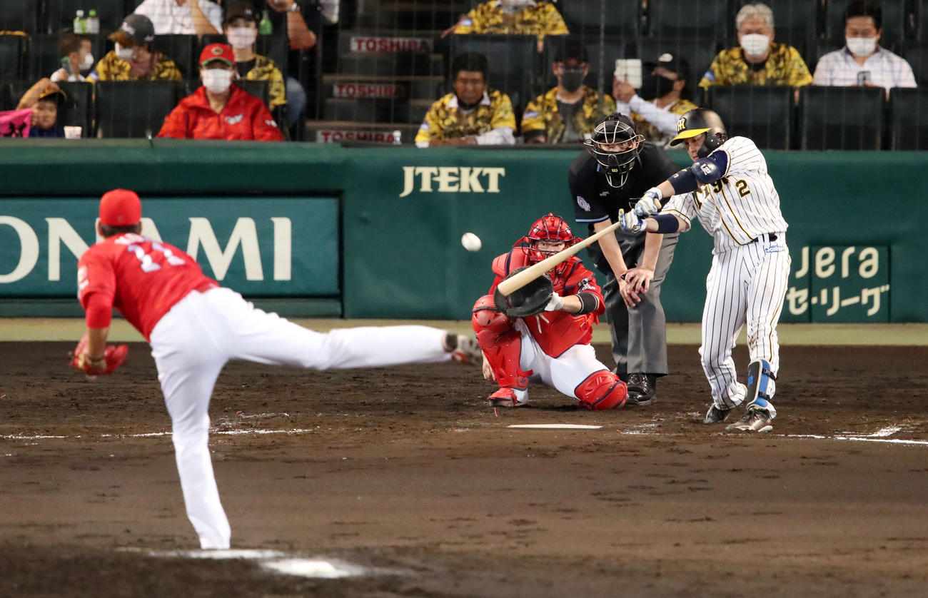 阪神対広島　5回裏阪神無死、梅野は右越え三塁打を放つ。投手は九里（撮影・加藤哉）