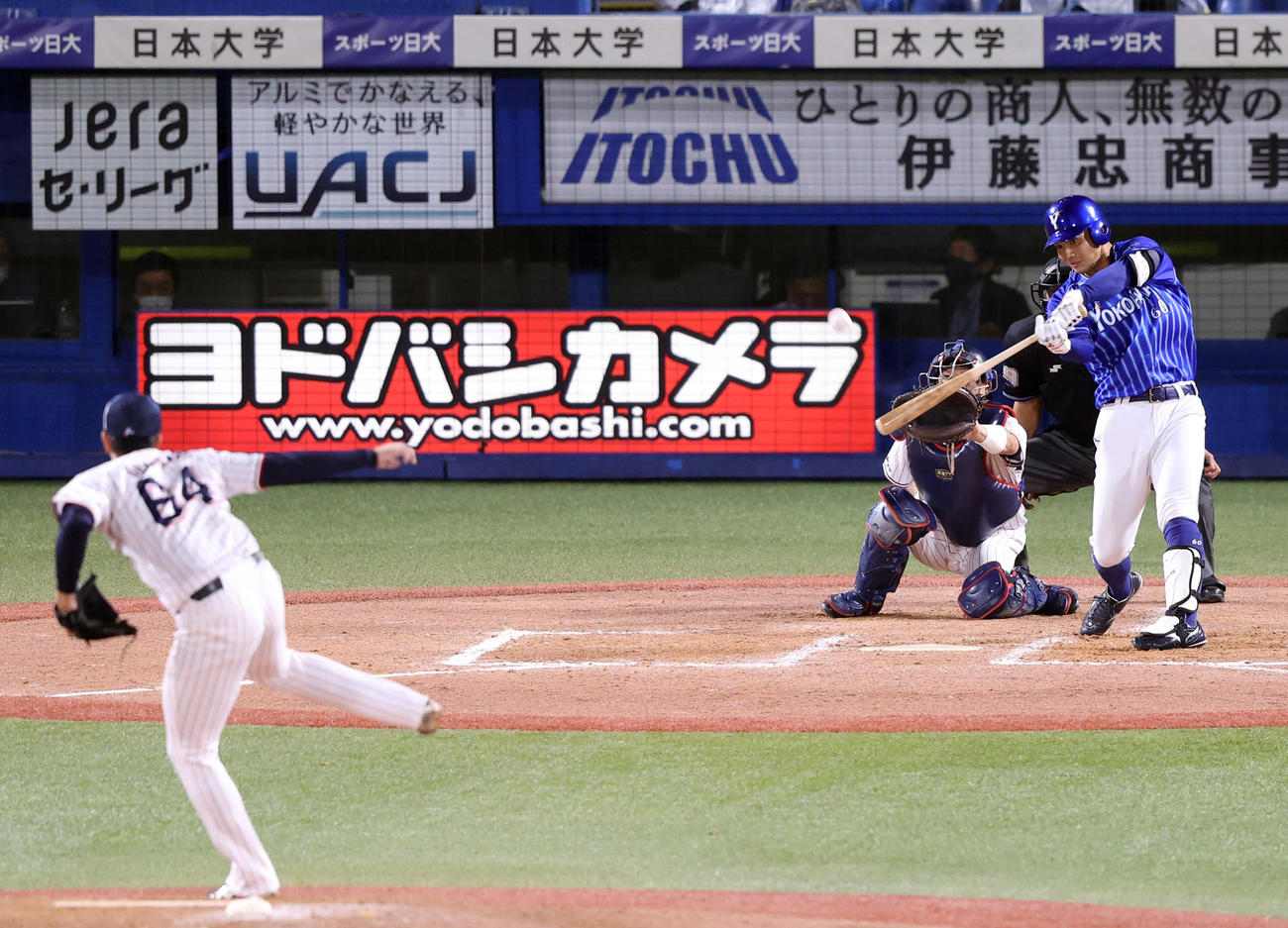 ヤクルト対DeNA 9回表DeNA2死二塁、適時三塁打を放つ知野。投手大下（撮影・狩俣裕三）