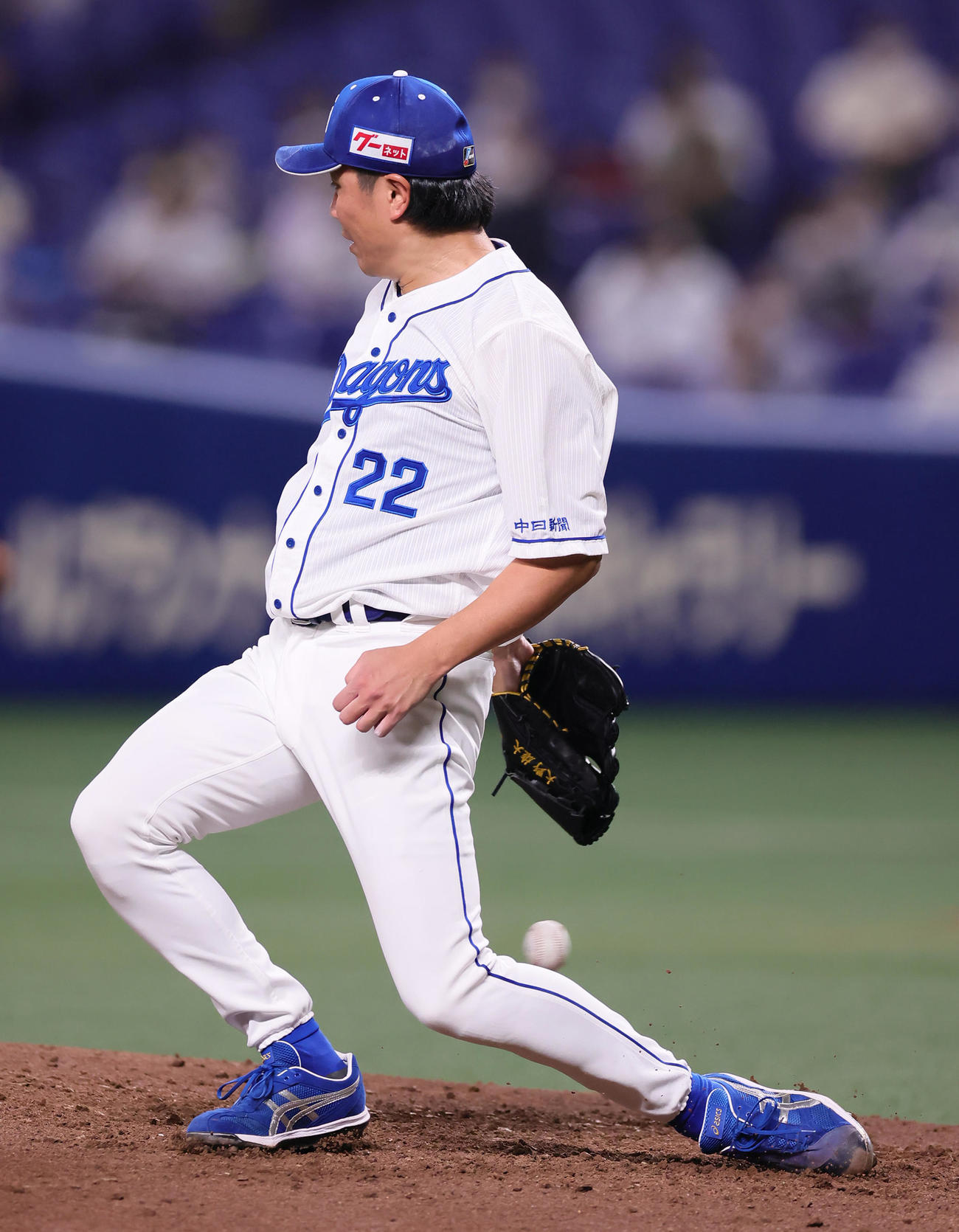 中日対巨人　4回表巨人無死、丸の打球にグラブをのばすも捕球できず内野安打を許す大野（撮影・足立雅史）