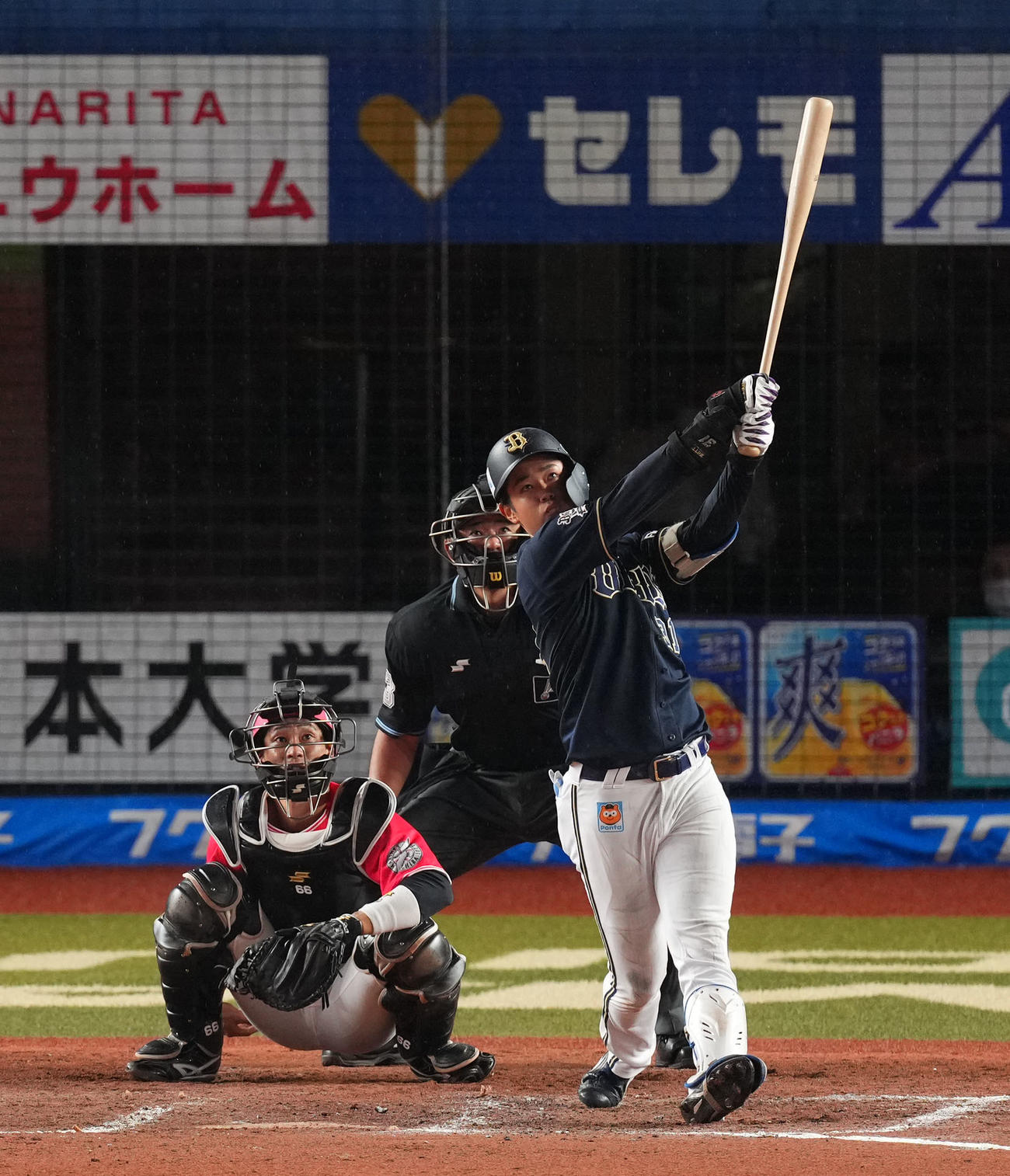 ロッテ対オリックス　8回表オリックス2死、左越え本塁打を放つ太田（撮影・横山健太）