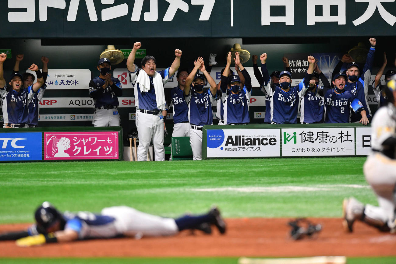 ソフトバンク対西武　9回表西武2死一、二塁、岸の左前勝ち越し適時打に歓喜する西武ナイン（撮影・岩下翔太）