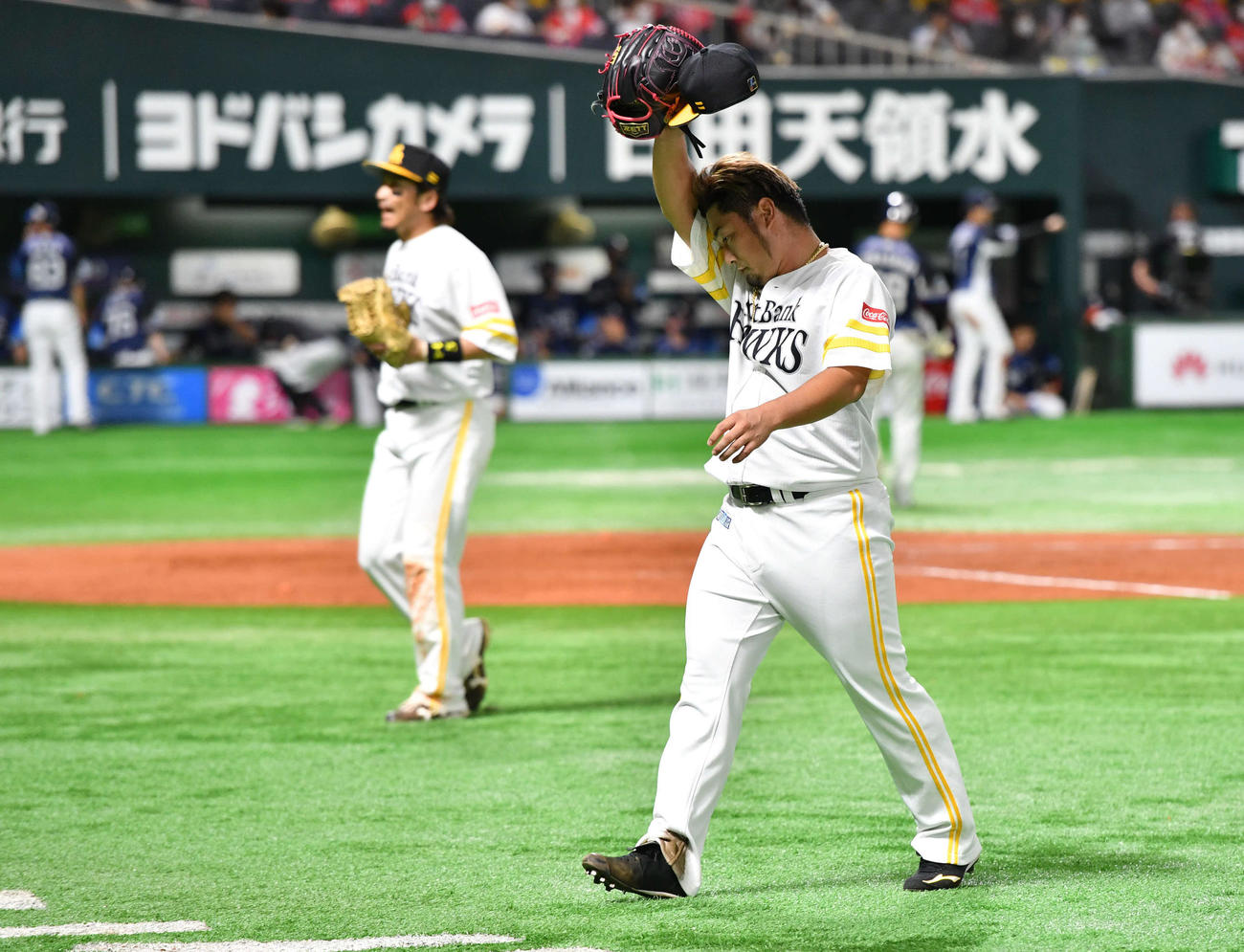 ソフトバンク対西武　9回表西武攻撃終了、逆転を許した森（右）は肩を落としてベンチへ戻る（撮影・岩下翔太）