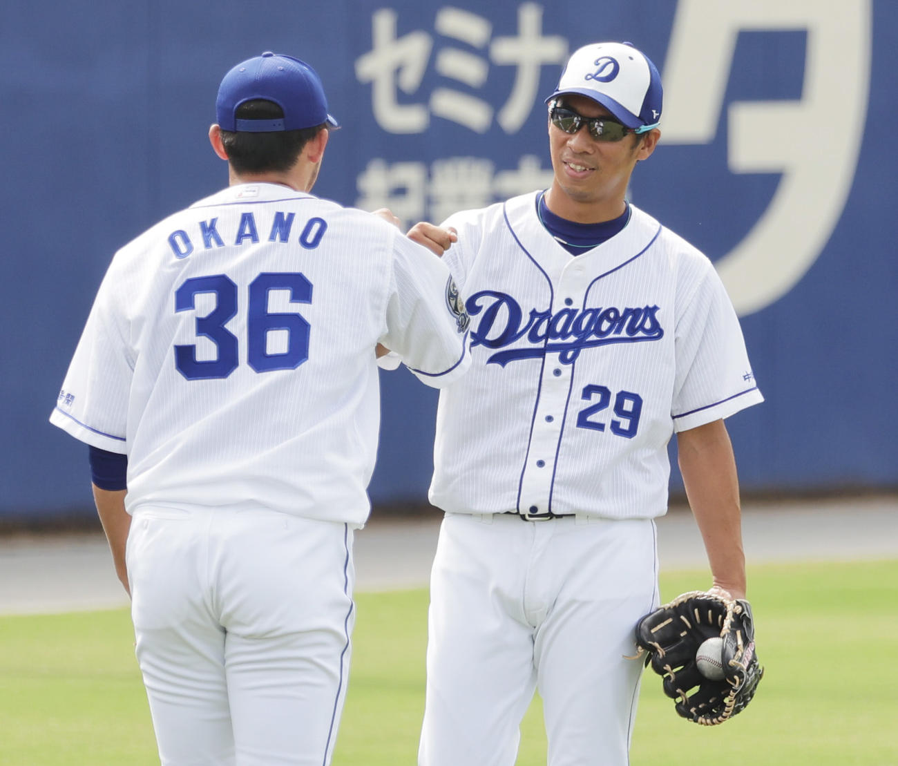 キャッチボールを前に中日岡野（手前）とグータッチを交わす山井（撮影・清水貴仁）