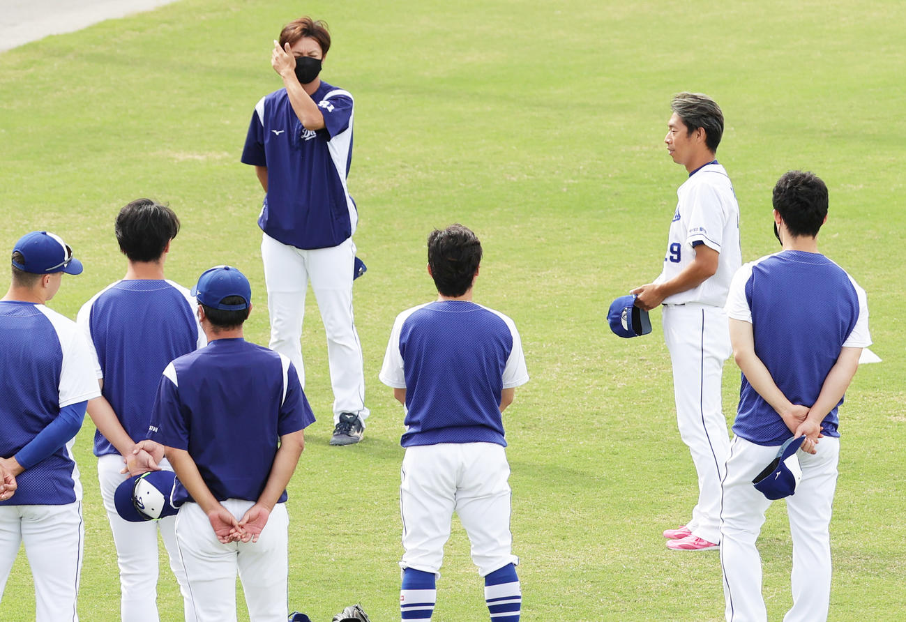 ナゴヤ球場での練習を前にあいさつする中日山井（右から2人目）（撮影・清水貴仁）